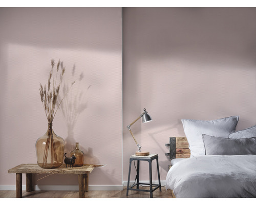 Světlá ložnice se vzorovanou tapetou, noční lampou a dekorací