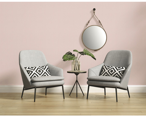 Obývací pokoj se dvěma křesly, malým stolem, pokojovou rostlinou a kulatým zrcadlem