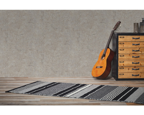 Scéna s kytarou, komodou a pruhovaným kobercem