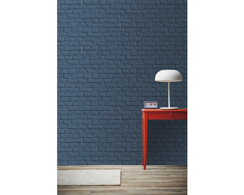 Obývací pokoj s cihlovou zdí, stolem a lampou