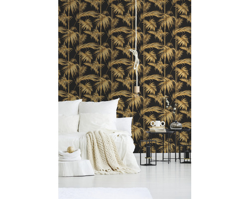 Ložnice s postelí, nočními stolky a tapetou s motivem palem