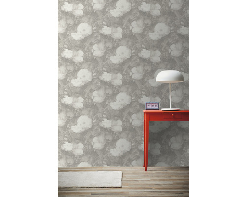 Interiér s květinovou tapetou, červeným stolem, lampou a kobercem