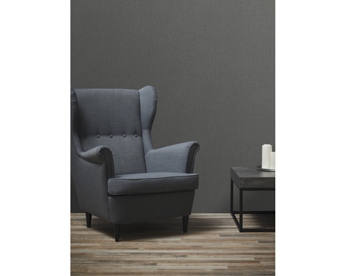 Obývací pokoj s křeslem, malým stolem a třemi svíčkami