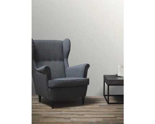 Obývací pokoj s křeslem a odkládacím stolkem se svíčkami