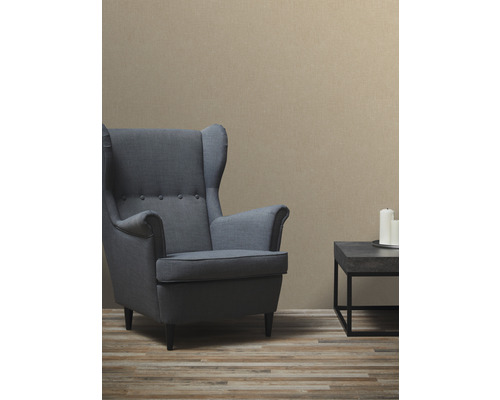 Obývací pokoj s křeslem, stolem a tapetou