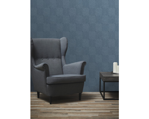 Obývací pokoj s ušákem, odkládacím stolkem a vzorovanou tapetou