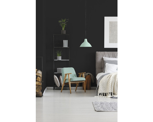 Ložnice s postelí, křeslem a policí