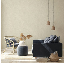 Obývací pokoj s ratanovým křeslem, pohovkou a vzorovanou tapetou