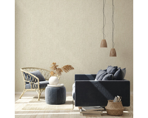 Obývací pokoj s ratanovým křeslem, pohovkou a vzorovanou tapetou