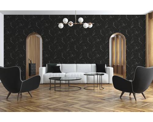 Obývací pokoj s černou mramorovou tapetou, pohovkou a křesly