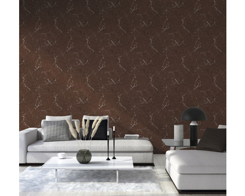 Obývací pokoj s hnědou mramorovou tapetou, pohovkou a stolem.