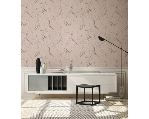 Obývací pokoj s tapetou s mramorovým vzhledem, příborníkem, stojací lampou a kobercem