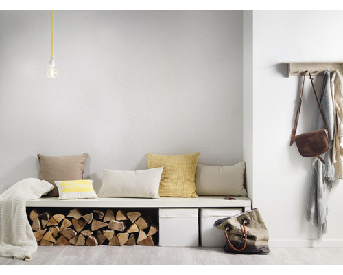 Vstupní prostor s nástěnnou tapetou, lavicí s polštáři a poleny, šatnou a lampou