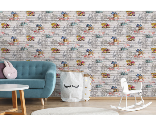 Obývací pokoj s pohovkou a nástěnnou tapetou ve stylu graffiti na cihlovém vzoru