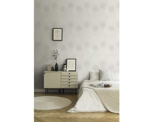 Světlá ložnice s vzorovanými tapetami, komodou a postelí