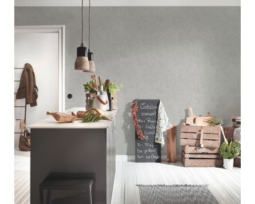 Světlá kuchyně s kuchyňským ostrovem, tabulí a dřevěnými prvky pro přátelskou atmosféru.