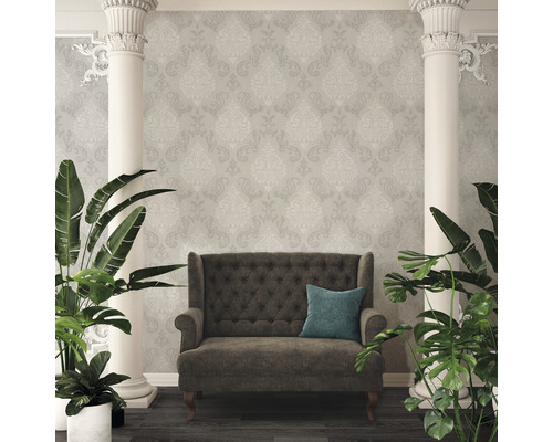 Klasický interiér s pohovkou, sloupy a vzorovanou tapetou