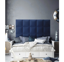 Dětský pokoj s modrým nástěnným panelem, bílou postelí a námořní dekorací