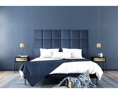 Ložnice s postelí, čalouněným čelem, dvěma nočními stolky a závěsnými svítidly