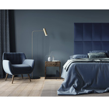 Ložnice s postelí, křeslem, stojací lampou a nočním stolkem