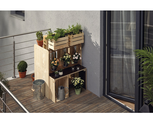 Dřevěný regál s bylinkami a květinami na balkóně