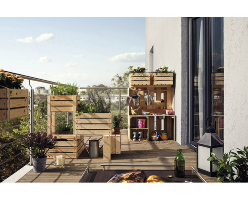 Balkon s vyvýšenými záhony a bylinkovou zahradou v dřevěných bednách