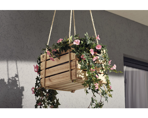 Závěsný truhlík ze dřeva se závěsem z provazu a růžovými květinami