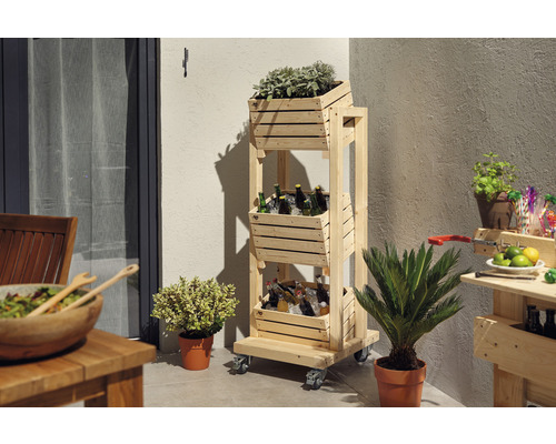 Dřevěný barový vozík s nápoji a rostlinami do zahrady