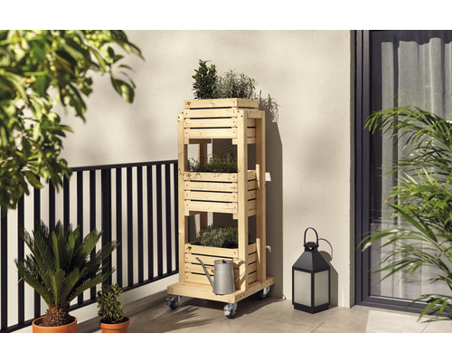 Patrový záhon ze dřeva s bylinkami na balkóně.