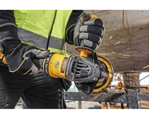 Osoba používá úhlovou brusku k řezání kovu.