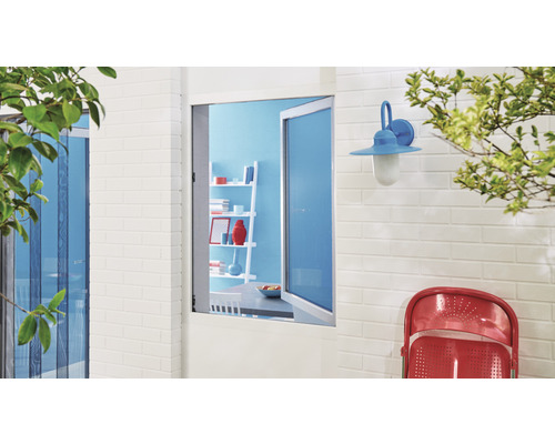 Vnější pohled s otevřeným oknem a sítí proti hmyzu