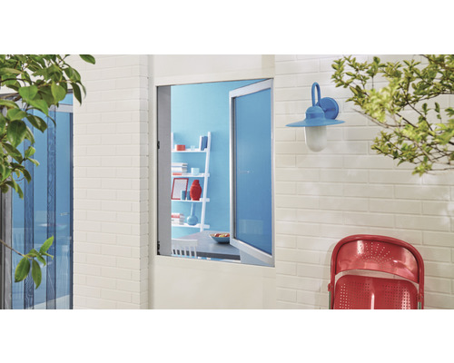 Vnější pohled s moskytiérou před oknem a dveřmi