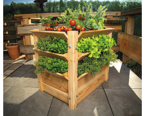 Třípatrový dřevěný bylinkový záhon s rajčaty, salátem a bylinkami na terase