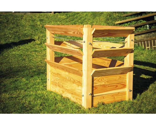 Dřevěný kompostér na trávníku