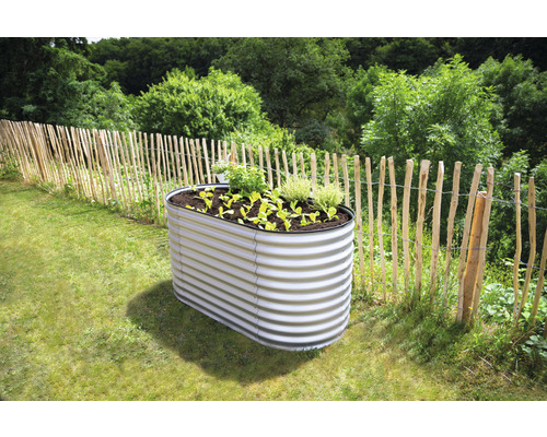 Kovový vyvýšený záhon v zahradě s rostlinami