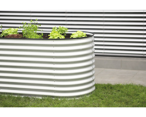 Kovový vyvýšený záhon s rostlinami na zahradě