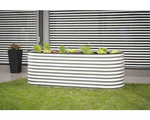 Kovový vyvýšený záhon s rostlinami na zahradě