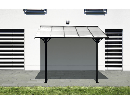 Stříška s polykarbonátovými deskami a kovovým rámem před bílou stěnou domu