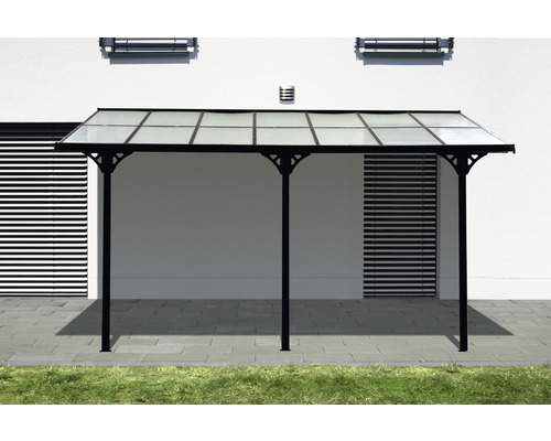 Přístřešek se skleněnou střechou a kovovou konstrukcí na stěně domu