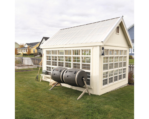 Skleník s kompostovacími bubny na zahradě