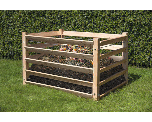 Dřevěný kompostér na zahradě naplněný kompostem