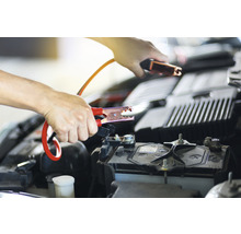 Startování autobaterie pomocí startovacích kabelů