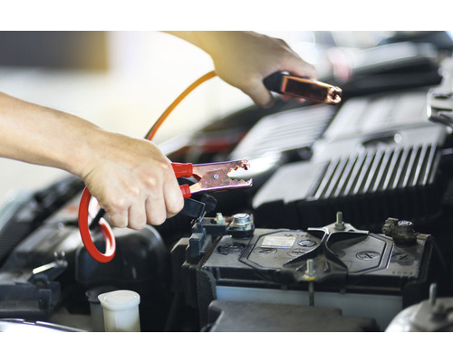 Startování autobaterie pomocí startovacích kabelů