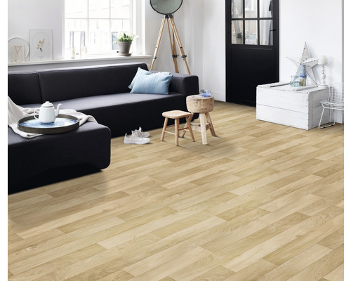 Světlá dřevěná podlaha v obývacím pokoji s pohovkou, stolem a dekorací.