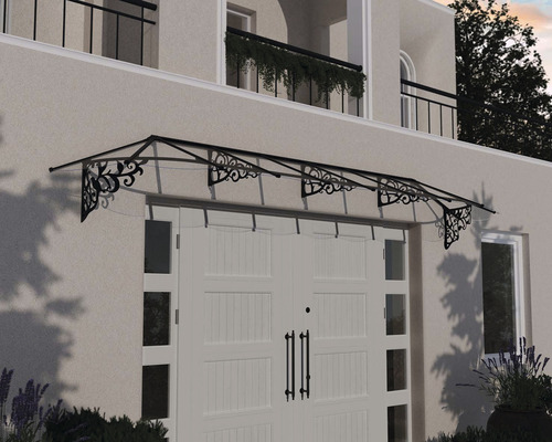Stříška s dekorativními, černými kovovými podpěrami nad vchodovými dveřmi