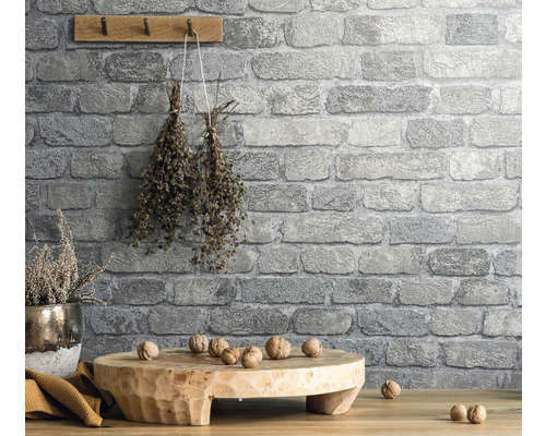 Dekorativní tapeta se vzhledem kamene s dřevěnou policí a vlašskými ořechy na dřevěném stole