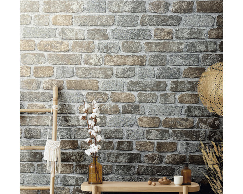 Obývací pokoj s tapetou imitující zdivo, žebříkem a dekoracemi