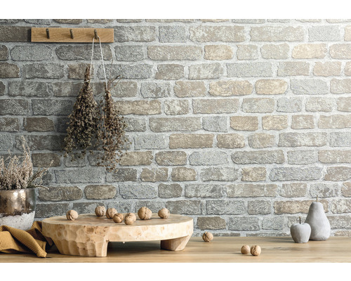 Nástěnná dekorace s kamenným vzhledem, dřevěná deska, dekorace a ořechy na dřevěném stole