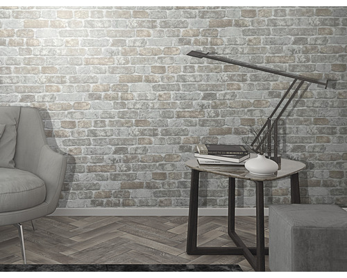 Obývací pokoj s tapetou s motivem cihel, křeslem, odkládacím stolkem a lampou