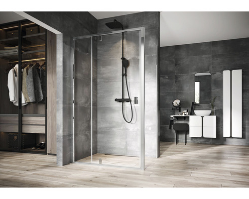 Moderní koupelna s rohovou sprchou, umyvadlem a šatní skříní